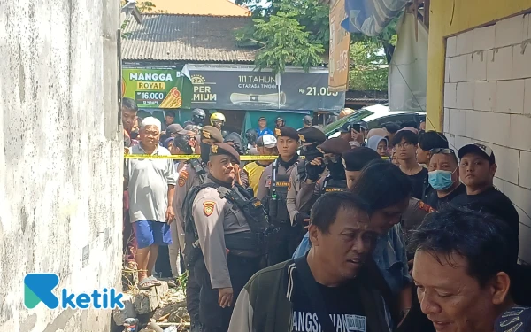 Foto Puluhan masyarakat mengerubungi depan gang lokasi pembunuhan yang dilakukan pelaku, Rabu, 17 September 2025. (Foto: Khaesar/Ketik)