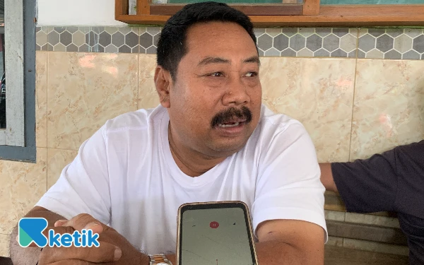 Foto Kepala Desa Sumberboto, Panggih Riadi, saat memberikan keterangan pada Ketik, Rabu 17 September 2025. (Foto: Favan/Ketik)