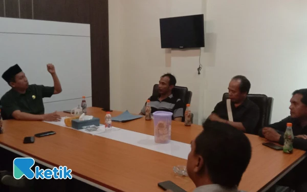 Foto Mahfud Ketua Komisi IV DPRD Sampang saat menemui peserta audiensi, Rabu, 17 September 2025(Foto: Mat Jusi/Ketik).