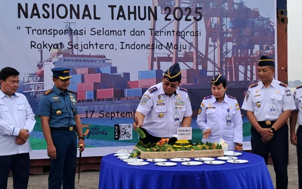 Foto Pemotongan tumpeng oleh Kepala KSOP Kelas I Palembang menandai semangat persatuan insan transportasi dalam memperingati HARHUBNAS 2025. Rabu 17 September 2025 (Foto: KSOP Palembang)