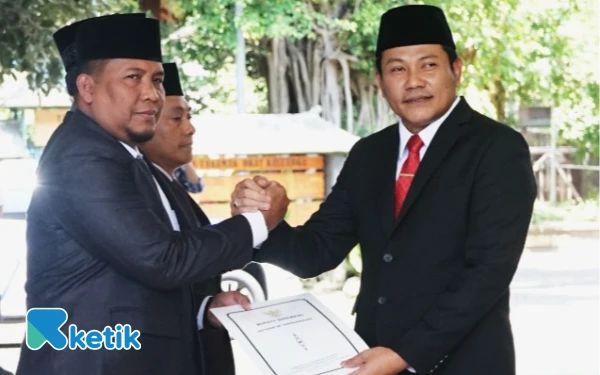 Foto Penyerahan SK dari Bupati Sidoarjo Subandi kepada Kepala Bappeda Sidoarjo yang baru M. Ainur Rahman. (Foto: (Foto: Fathur Roziq/Ketik.com)