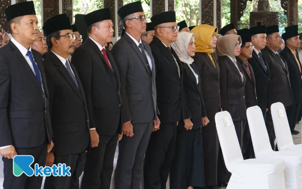 Foto Para pejabat Pemkab Sidoarjo bersiap mengikuti pengambilan sumpah dan pelantikan. (Foto: Fathur Roziq/Ketik.com)
