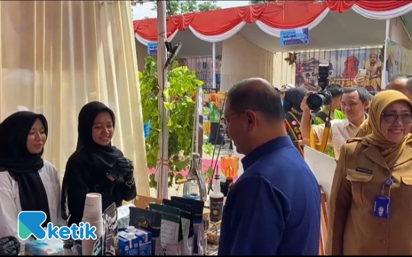 Foto Stand Bromea Coffee DT SMAGONTA saat dikunjungi oleh Kepala Dinas Pendidikan Provinsi Jawa Timur dan rombongan saat event monev SMA Double Track wilayah Pasuruan - Probolinggo pada bulan Agustus 2025 yang lalu. (Foto : Yuni Ernawati for Ketik.co.id)