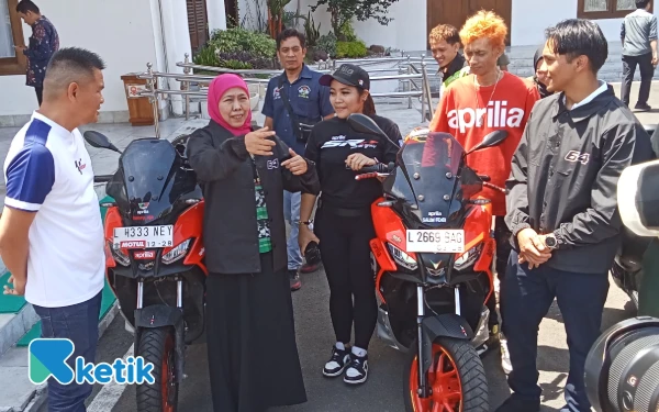 Foto Rider Moto2 Honda Team Asia asal Indonesia Mario Suryo Aji sowan dan minta restu ke Gubernur Jatim Khofifah didampingi Manajer pribadinya Kiagus Firdaus (Foto: Martudji / Ketik)