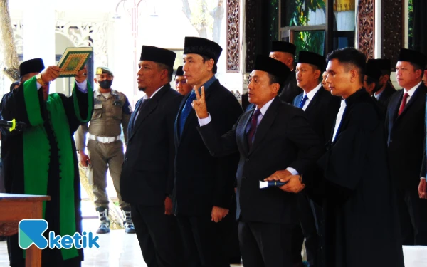 Foto Dua dari kanan, Wahyu Herizon, Andjar Surjadianto, dan M. Ainur Rahman mengikuti pengambilan pejabat yang dilantik bersama pimpinan perangkat daerah lain di Pendopo Delta Wibawa pada Rabu pagi (17 September 2025). (Foto: Fathur Roziq/Ketik.com)