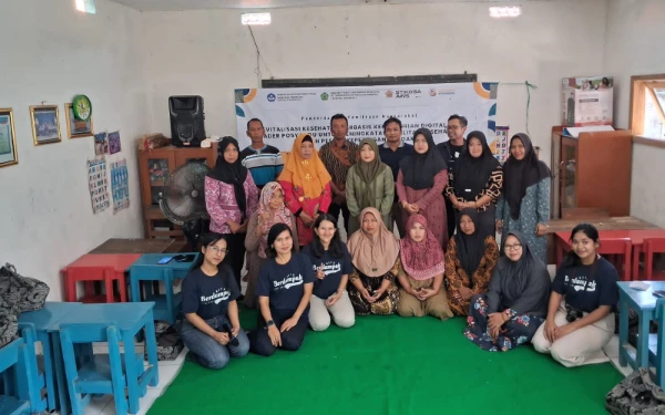 Foto Foto bersama Tim dosen dan mahasiswa dari STIKES Katolik St. Vincentius A Paulo Surabaya dan Sekolah Tinggi Ilmu Komunikasi AWS (STIKOSA-AWS) saat melakukan pengabdian kepada masyarakat di Dusun Kepetingan, Desa Sawohan, Buduran, Sidoarjo. (Foto: Istimewa)