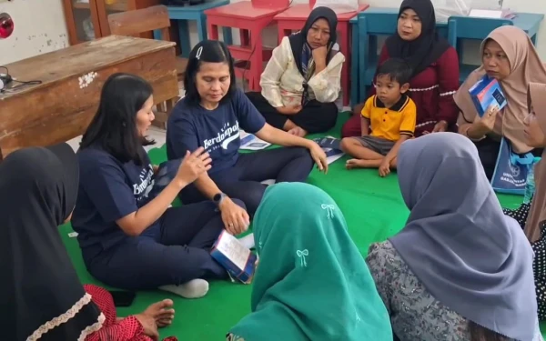 Foto Tim dosen dan mahasiswa dari STIKES Katolik St. Vincentius A Paulo Surabaya dan Sekolah Tinggi Ilmu Komunikasi AWS (STIKOSA-AWS) saat melakukan pengabdian kepada masyarakat di Dusun Kepetingan, Desa Sawohan, Buduran, Sidoarjo. (Foto: Istimewa)