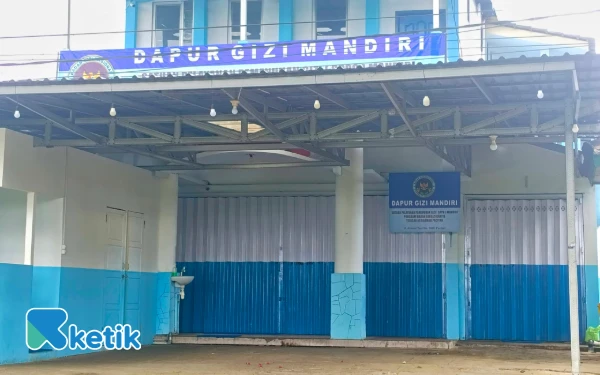 Foto SPPG Yayasan Ar Rahman yang sementara dihentikan karena dana belum turun berlokasi di Jl. Ahmad Yani Pacitan, Jumat, 19 September 2025. (Foto: Al Ahmadi/Ketik)