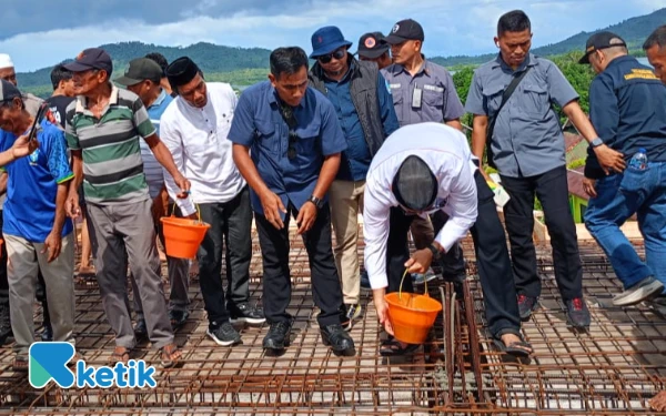 Foto Bassam Kasuba memimpin pengecoran (Foto: Mursal/Ketik)