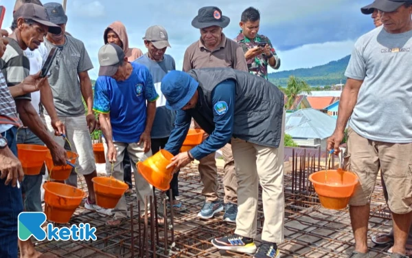 Foto Kadis Perkim Ikbal Mustafa turut serta ambil bagian dalam Pengecoran (Foto: Mursal/Ketik)