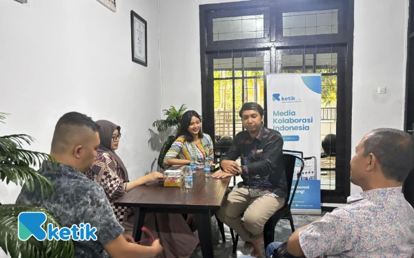 Foto Riezky B. Andreansyah dan Heidy Dewi Tari saat berbincang dengan pimpinan Ketik Samsul Hadi Mustofa, Millah Irodah, dan Sumarno. (Foto: Nadia Cantika Ayu Aiswara/Ketik.com)