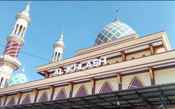 Foto Masjid Besar Al Ikhlas Lenteng nampak dari samping ( foto : Ach. Suni / KETIK )