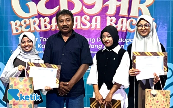 Foto Jojo Suraham salah salah satu penggiat literasi Budaya ikut serta membagikan Hadiah kepada pemenang Lomab (Foto: Mursal/Ketik)