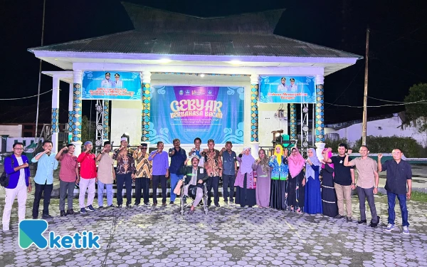 Foto Foto bersama Panita Camat Bacan dan seluruh unsur Pemerintah Daerah Serta Warga Bacan yang diturut serta dalam penutupan Gebyar Bernahasa Bacan (Foto: Mursal/Ketik)