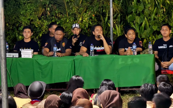 Foto Personil Tim 2 Patroli Tarsius Presisi Polres Bitung, memberikan materi terhadap pelajar yang mengikuti perkemahan pramuka di Kelurahan Danowudu, Kecamatan Ranowulu, Kota Bitung, Jumat 19 September 2025. (Foto: humas polres Bitung)