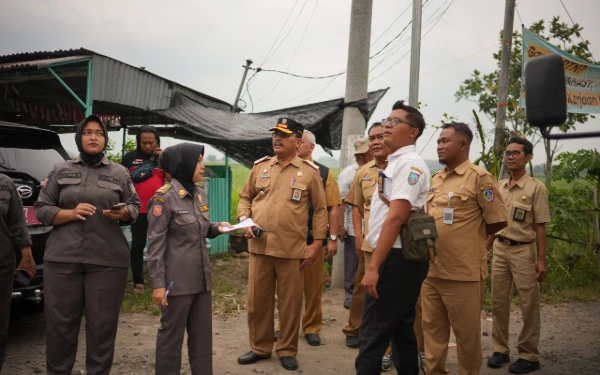Foto 0 Plt Kasapol PP Jombang Purwanto (tengah) bersama jajaran dalam penertiban kabel fiber optik di Jombang, 19 September 2025. (Foto: Humas Pemkab Jombang)