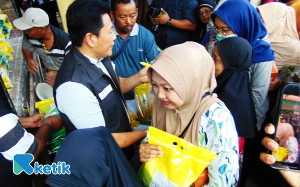 Foto Bupati Subandi memberikan bantuan beras murah kepada warga. (Foto: Fathur Roziq/Ketik.com)