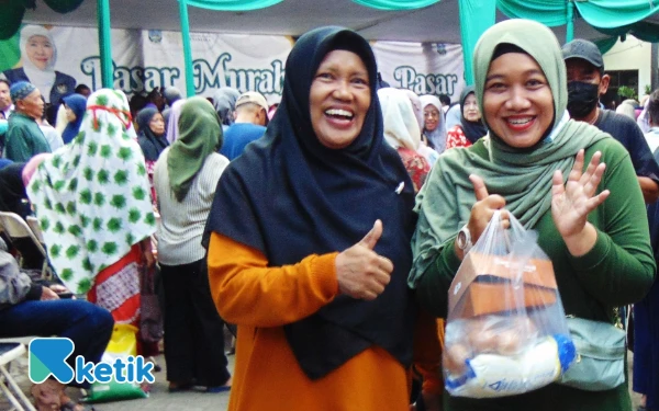 Foto Emak-emak warga Kecamatan Waru menyerbu Pasar Murah di kantor Kecamatan Waru pada Jumat (19 September 2025). (Foto: Fathur Roziq/Ketik.com)
