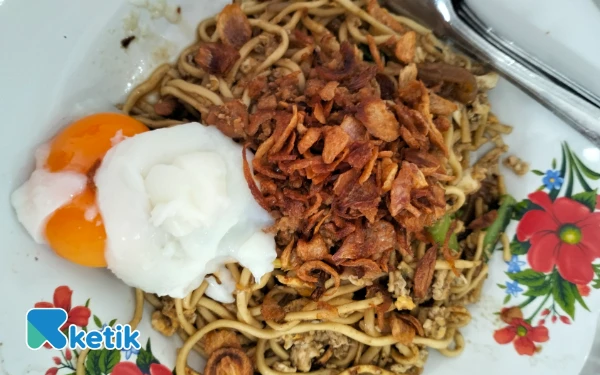 Foto Mie goreng di Warung Cici, Simpang Ceurana Blangpidie yang dipadukan dengan telur setengah matang, Sabtu, 20 September 2025. (Foto: T. Rahmat/Ketik)