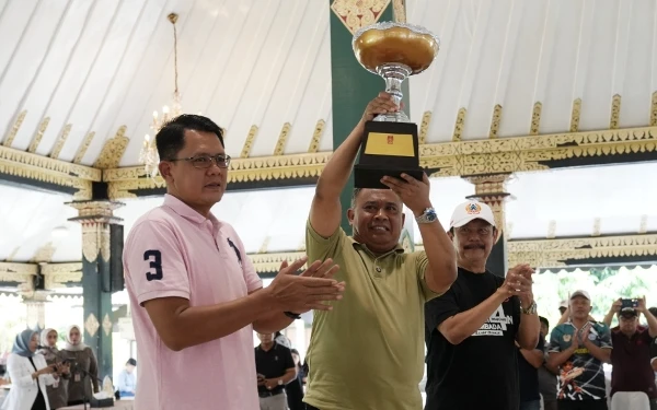 Foto Bupati Sleman Harda Kiswaya menunjukan piala Porda XVII DIY didampingi Wabup Sleman Danang Maharsa (kiri) dan Ketua Umum Koni Sleman Joko Hastaryo. (Foto: Prokompim Sleman/Ketik)