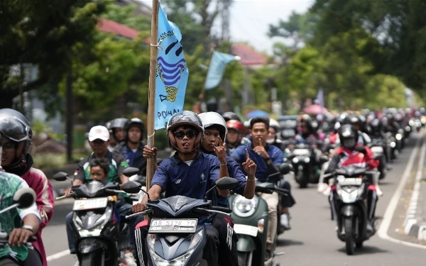 Foto Ribuan atlet dan ofisial Porda dan Peparda Sleman 2025 disambut meriah oleh masyarakat saat melintas di sejumlah wilayah. (Foto: Prokompim Sleman/Ketik)