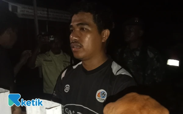 Foto Kepala PLN ULP Laiwui, Aprizal Sanjani Abdullah, Saat temui masyarakat di depan kantor PLN ULP Laiwui ( foto Riman/ ketik)