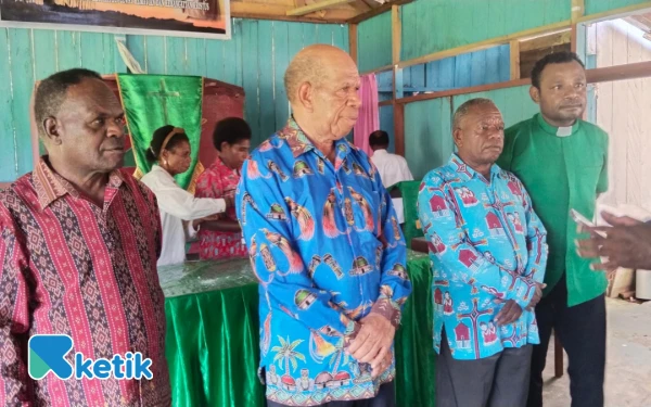 Foto Pemberian bantuan Alkitab terhadap jemaat. (Foto: Nur for ketik)