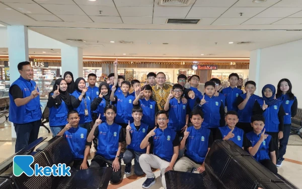 Foto Meskipun weekend, Kadindik Jatim Aries Paewai menyempatkan sambang dan melepas langsung peserta OSN 2025 Jawa Timur di Juanda.