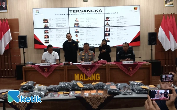 Foto Polres Malang ketika merilis kasus perusakan Kantor dan Pos Polisi. (Foto: Binar Gumilang/Ketik)