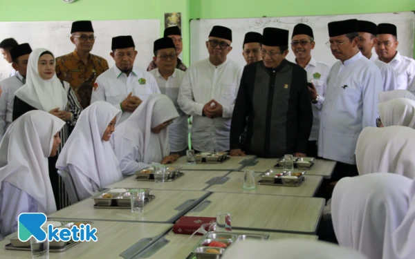 Foto Menteri Agama Nasaruddin Umar mengecek program MBG di MTsN 4 Jombang dalam rangkaian acara Ithlaq Hari Santri 2025, 22 September 2025. (Foto: Rahmat Rifadin/Ketik)