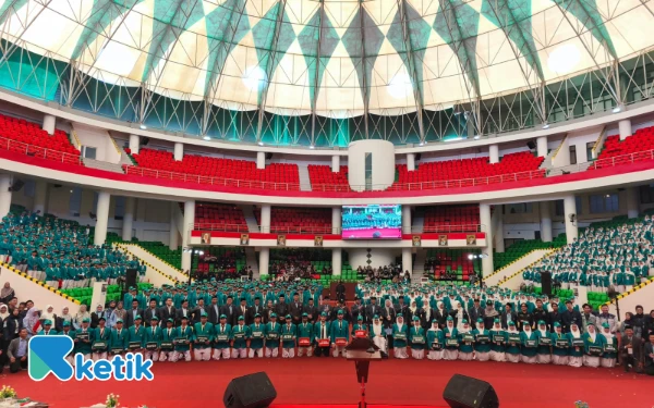 Foto Mahasiswa baru dan Civitas Akademika foto bersama saat Oshika Maba 2025 yang digelar Unisma, Senin 22 September 2025. (Foto: Sholeh/Ketik)