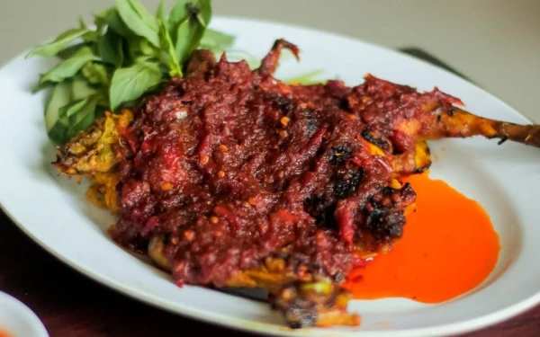 Foto Ayam bakar bumbu rujak menu andalan Warung Apung Rahmawati Sidoarjo (Foto: Subahan for Ketik)