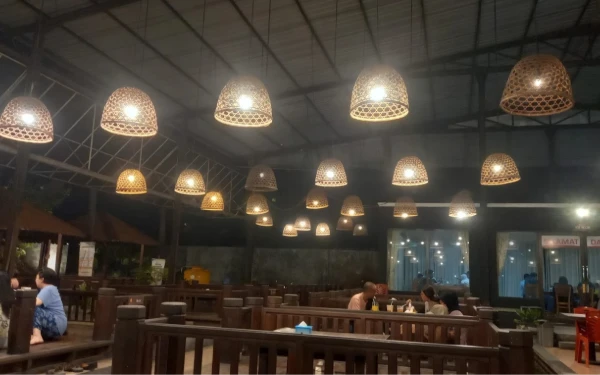 Foto Suasana gazebo mengapung di Warung Apung Rahawati (Foto: Subahan for Ketik)