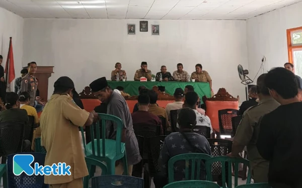 Foto Suasana Mediasi di Kantor Desa Babang (Foto: Mursal/Ketik)