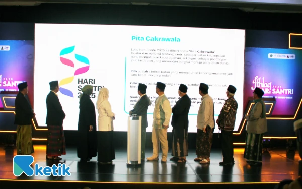 Foto Menteri Agama Nasaruddin Umar, Menteri Haji dan Umrah Mochamad Irfan Yusuf, Gubernur Jawa Timur Khofifah Indar Parawansa, Pengasuh Pesantren Tebuireng KH Abdul Hakim Mahfudz dan jajaran Kemenag RI dalam Peluncuran Logo dan Tema Hari Santri 2025 di Pesantren Tebuireng Jombang, 22 September 2025. (Foto: Rahmat Rifadin/Ketik)