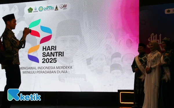 Foto Logo dan Tema Hari Santri 2025 di Pesantren Tebuireng Jombang, 22 September 2025. (Foto: Rahmat Rifadin/Ketik)