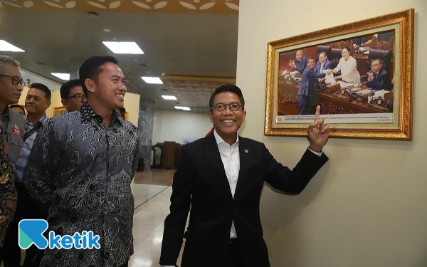 Foto Ketua Komisi XI DPR RI, M. Misbakhun menunjukkan salah satu foto tentang dirinya yang ikut dipamerkan dalam Pameran Foto Warna-Warni Parlemen #15 di Kompleks Parlemen Senayan, Jakarta, Senin 22 September 2025 (Foto: Ketik/Surya Irawan)