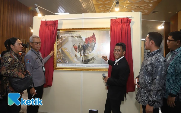 Foto Ketua Komisi XI DPR RI, M. Misbakhun menandatangani pembukaan gerai Pameran Foto Warna-Warni Parlemen #15 di Kompleks Parlemen Senayan, Jakarta, Senin 22 September 2025 (Foto: Ketik/Surya Irawan)