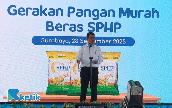 Foto Menteri Pertanian (Mentan), Andi Amran Sulaiman membuka langsung pasar murah yang digelar Bulog Jatim, Selasa, 23 September 2025. (Foto: Khaesar/Ketik)