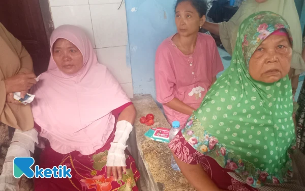Foto Korban  Suwarti yang menderita luka bakar dan Rukayah (kanan) tetangga korban,  yang rumahnya lolos dari amukan api. (Foto: Sumarno/Ketik.com)