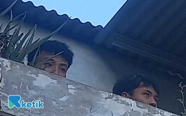 Foto Saka, mahasiswa Tarbiyah UINSA yang sempat tersetrum (kiri). (Foto: Sumarno/Ketik.com)