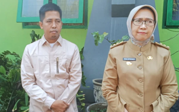 Foto Jamaludin, bersama Bupati Lumajang dalam acara penyerahan bantuan alat pertanian hari ini (Foto : Abdul Fatah/Ketik)
