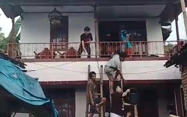 Foto Potret gotong royong warga memadamkan api di rumah yang nyaris ludes dilahap si jago merah. (Foto: Dok. Damkar)