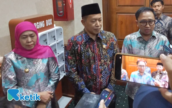 Foto Gubernur Jatim Khofifah dampingi Menteri Koperasi Ferry Joko Juliantono usai membuka Dekopinwil Jatim tahun 2025 di Gedung Negara Grahadi, di Surabaya, Rabu 24 September 2025 (Foto: Martudji / Ketik)