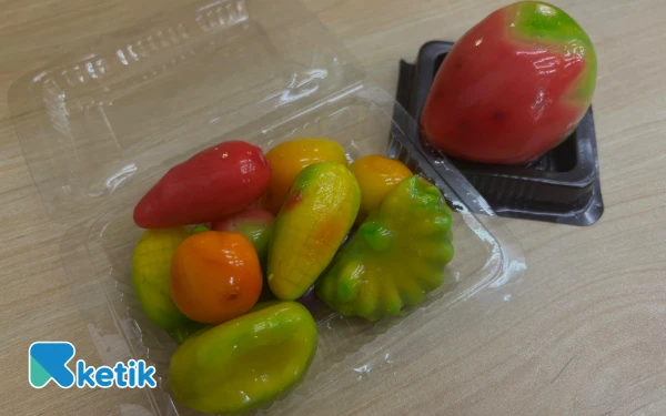 Foto Lukchup aneka buah (kiri) dan lukchup isi stroberi cokelat (kanan). (Foto: Febria Eka Restanti/Ketik)