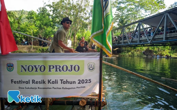 Foto Warga Sukoharjo menurunkan gethek bambu ke sungai, tanda dimulainya Festival Resik Kali 2025, Rabu (24/9/2025). (Foto: Al Ahmadi/Ketik)