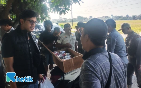 Foto Seorang pedagang rokok ilegal menjadi sasaran operasi petugas Satpol PP Sidoarjo dan KPP Bea Cukai di kawasan Buduran. (Foto: Satpol PP Sidoarjo)