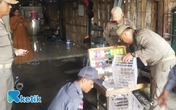 Foto Personel Satpol PP Sidoarjo mengamankan ratusan bungkus rokok ilegal tanpa cukai dari pedagang. (Foto: Satpol PP  Sidoarjo)