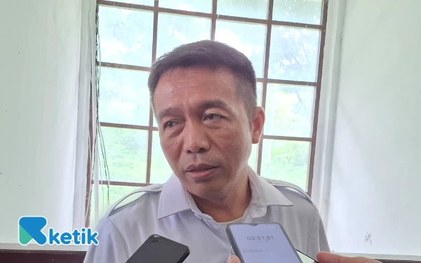 Foto Kalak BPBD Halsel Aswin Adam saat diwawancara (Foto: Mursal/Ketik)
