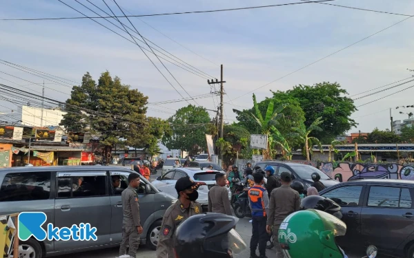 Foto Kepadatan lalu lintas simpang pertigaan Gayungan (Foto: Frederico Yudyanto Tampubolon/Ketik)